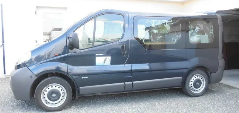 Fourgon corbillard de transport funéraire avec vitres teintées et motifs dépolis